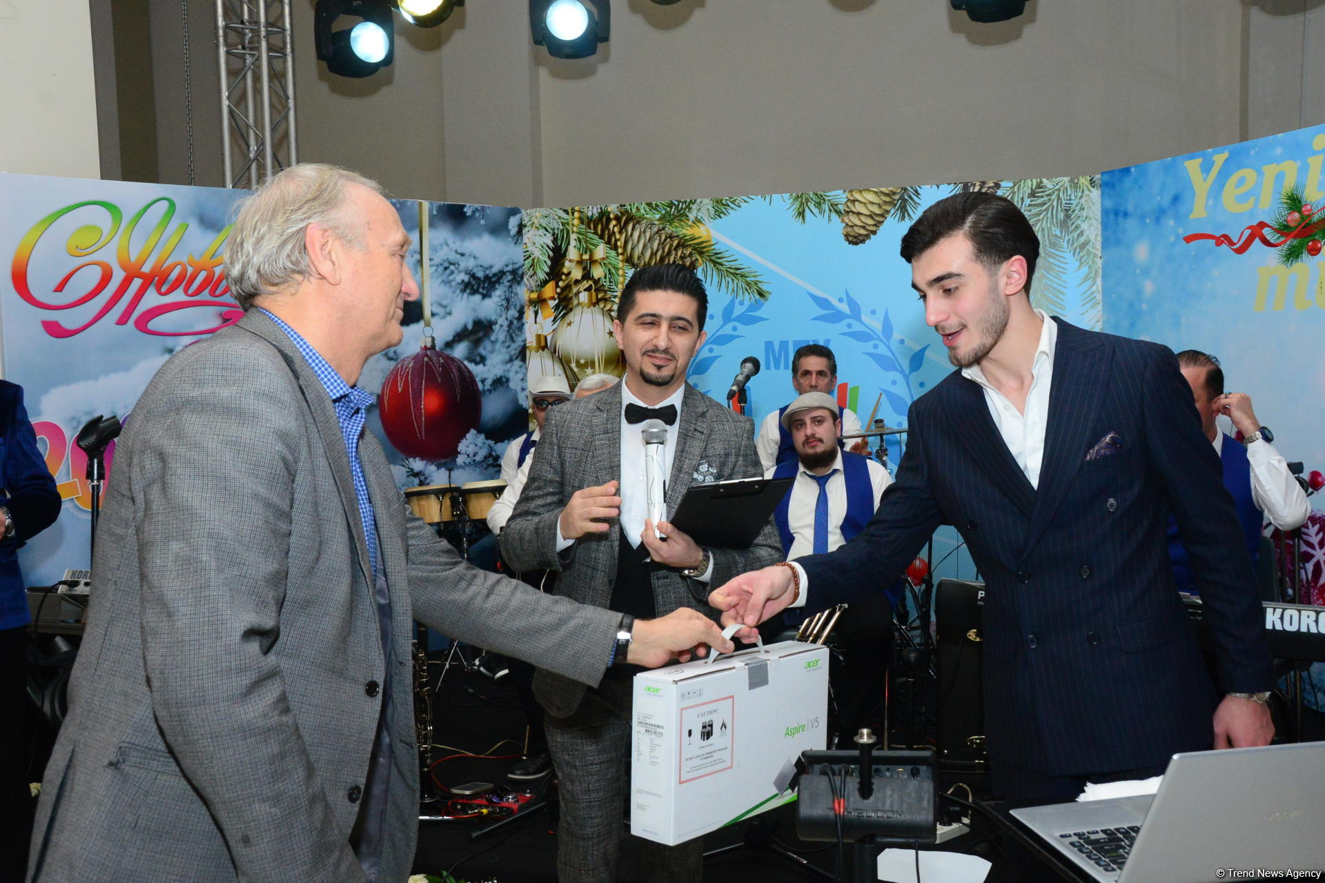 В Бакинском филиале МГУ имени М.В.Ломоносова прошел традиционный красочный новогодний вечер (ФОТО)