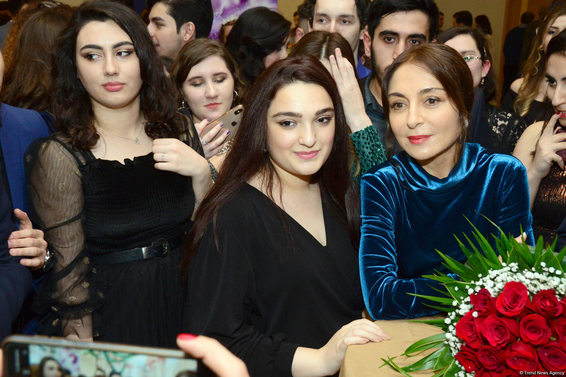 В Бакинском филиале МГУ имени М.В.Ломоносова прошел традиционный красочный новогодний вечер (ФОТО)