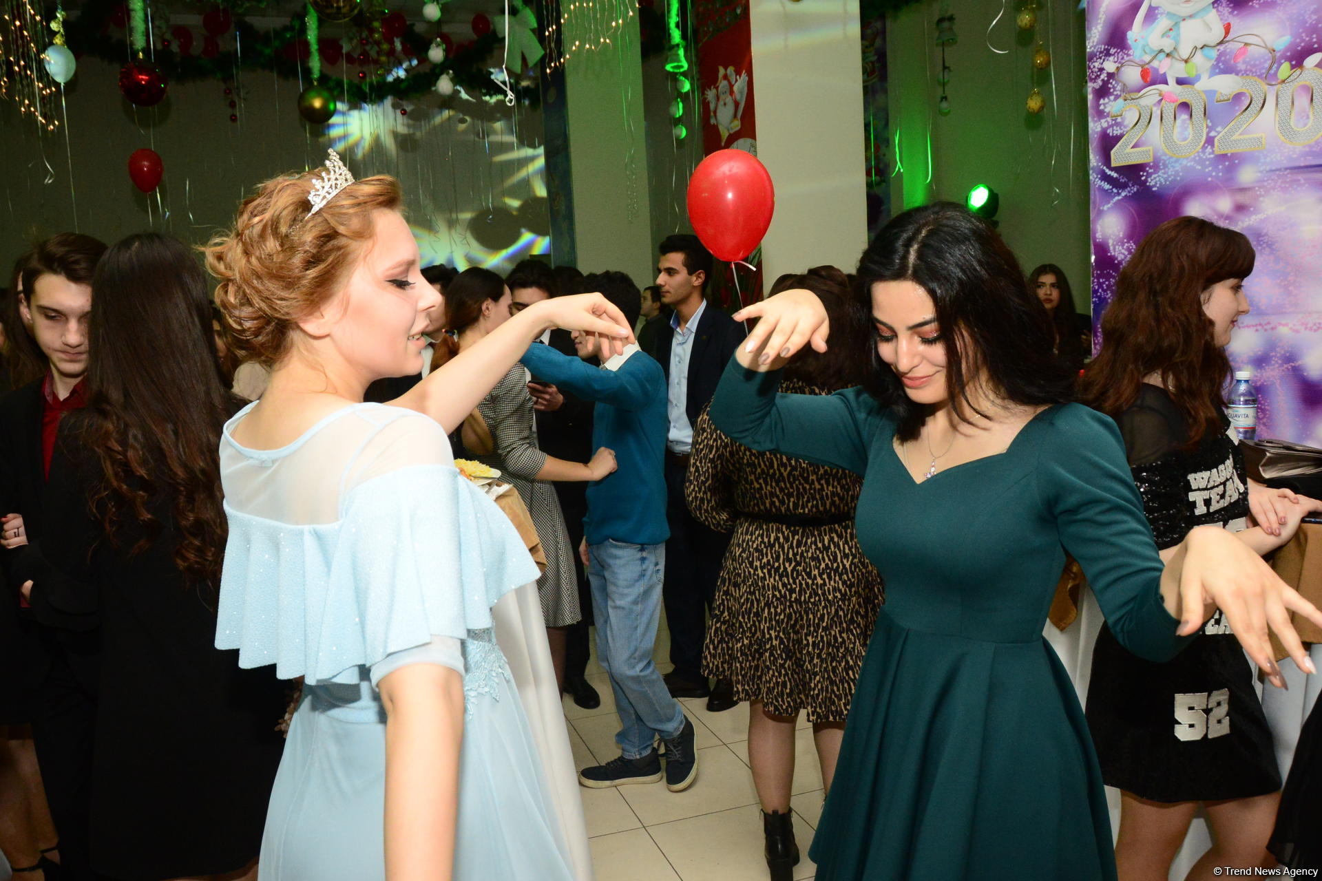 В Бакинском филиале МГУ имени М.В.Ломоносова прошел традиционный красочный новогодний вечер (ФОТО)