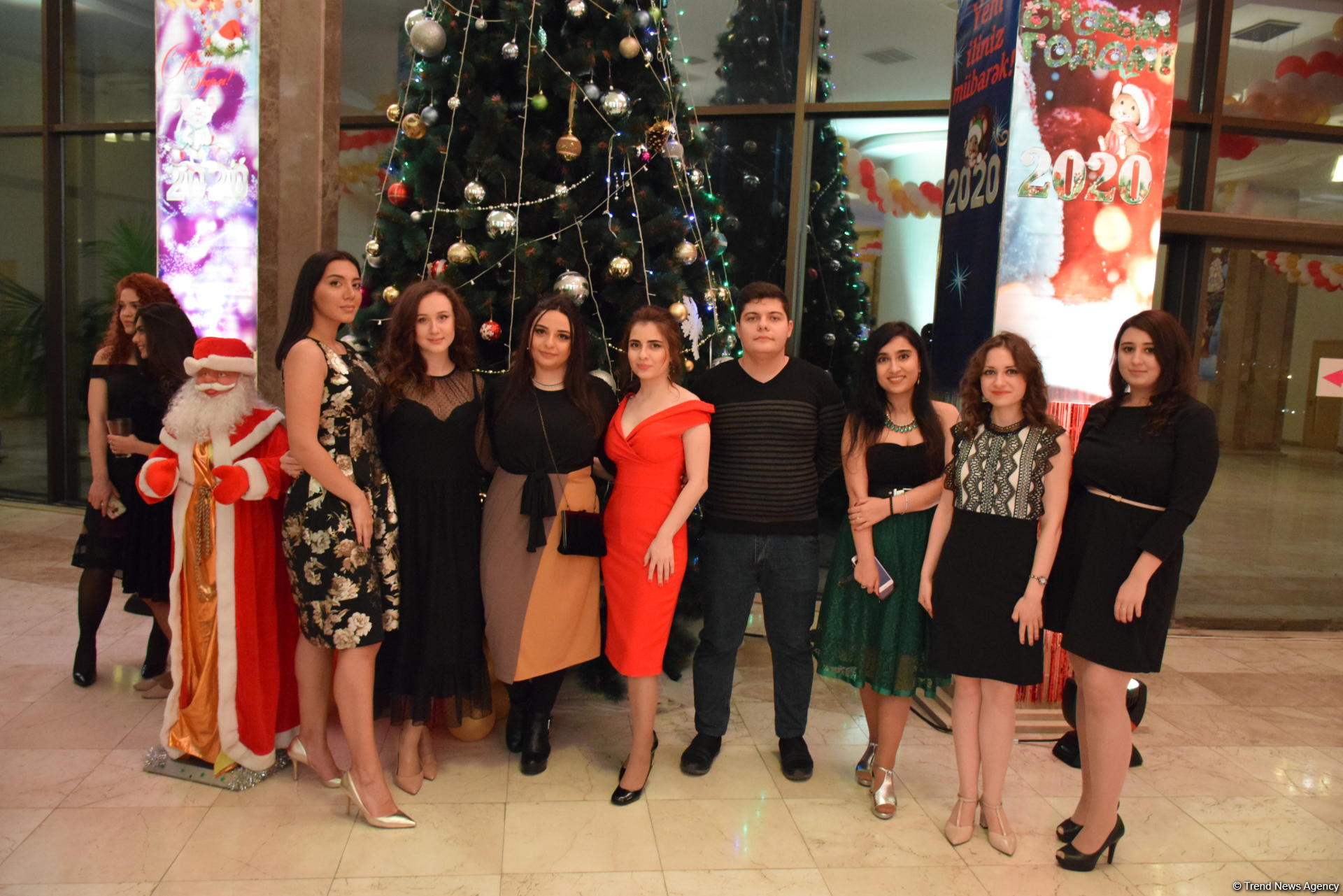 В Бакинском филиале МГУ имени М.В.Ломоносова прошел традиционный красочный новогодний вечер (ФОТО)
