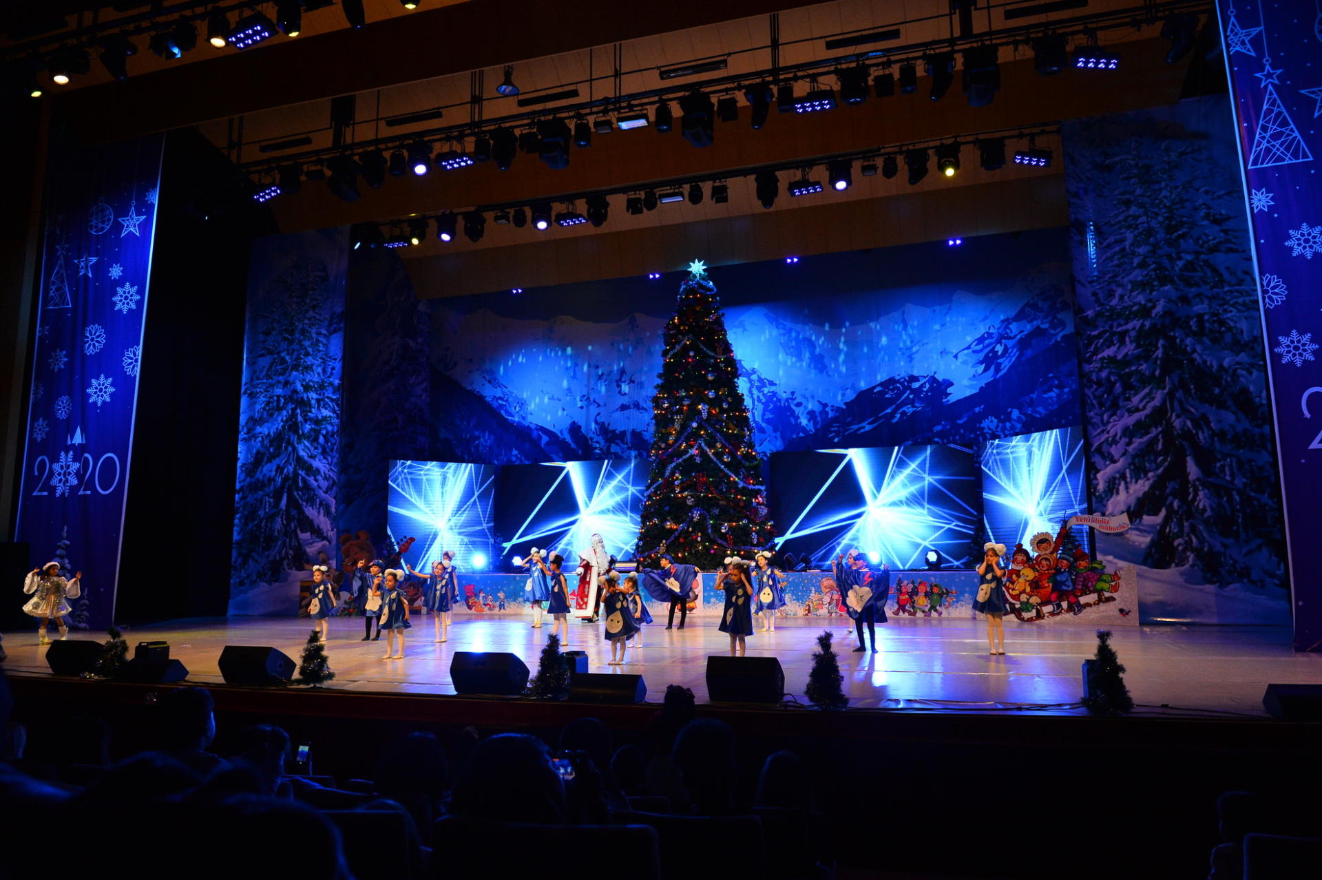 Новогодний карнавал в Баку (ФОТО)