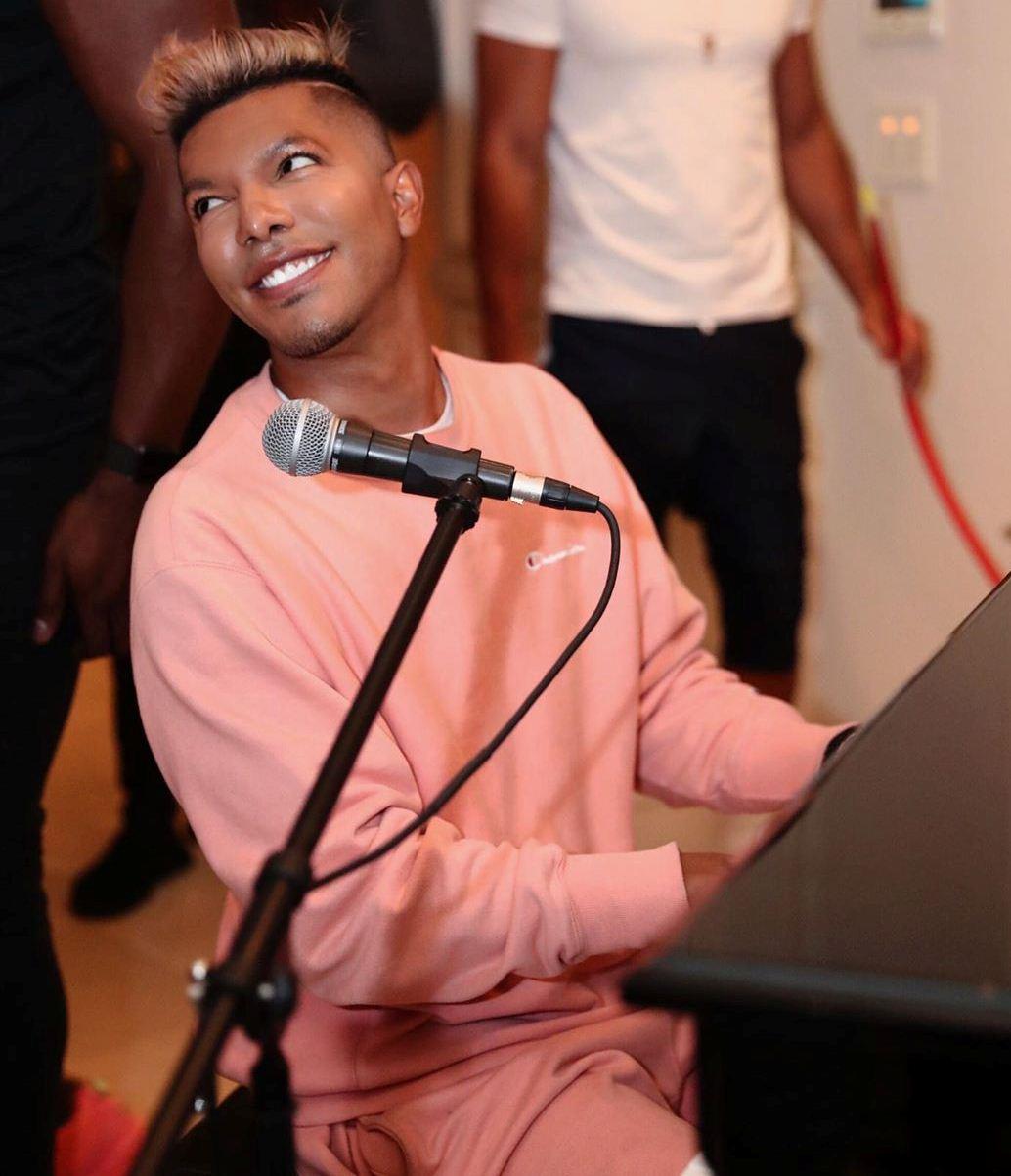 Вокал-коуч Дженнифер Лопес и Селены Гомес стал педагогом азербайджанского певца (ФОТО/ВИДЕО)