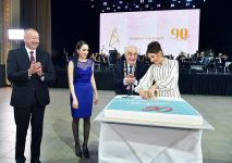 Президент Ильхам Алиев и Первая леди Мехрибан Алиева приняли участие в церемонии по случаю 90-летнего юбилея Хошбахта Юсифзаде (ФОТО/ВИДЕО)