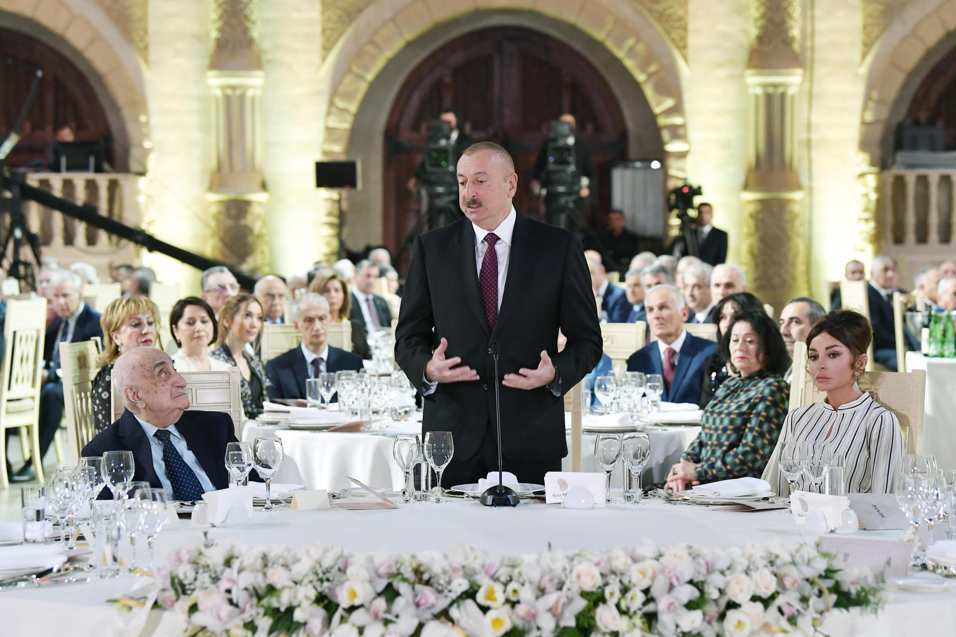 Президент Ильхам Алиев и Первая леди Мехрибан Алиева приняли участие в церемонии по случаю 90-летнего юбилея Хошбахта Юсифзаде (ФОТО/ВИДЕО)