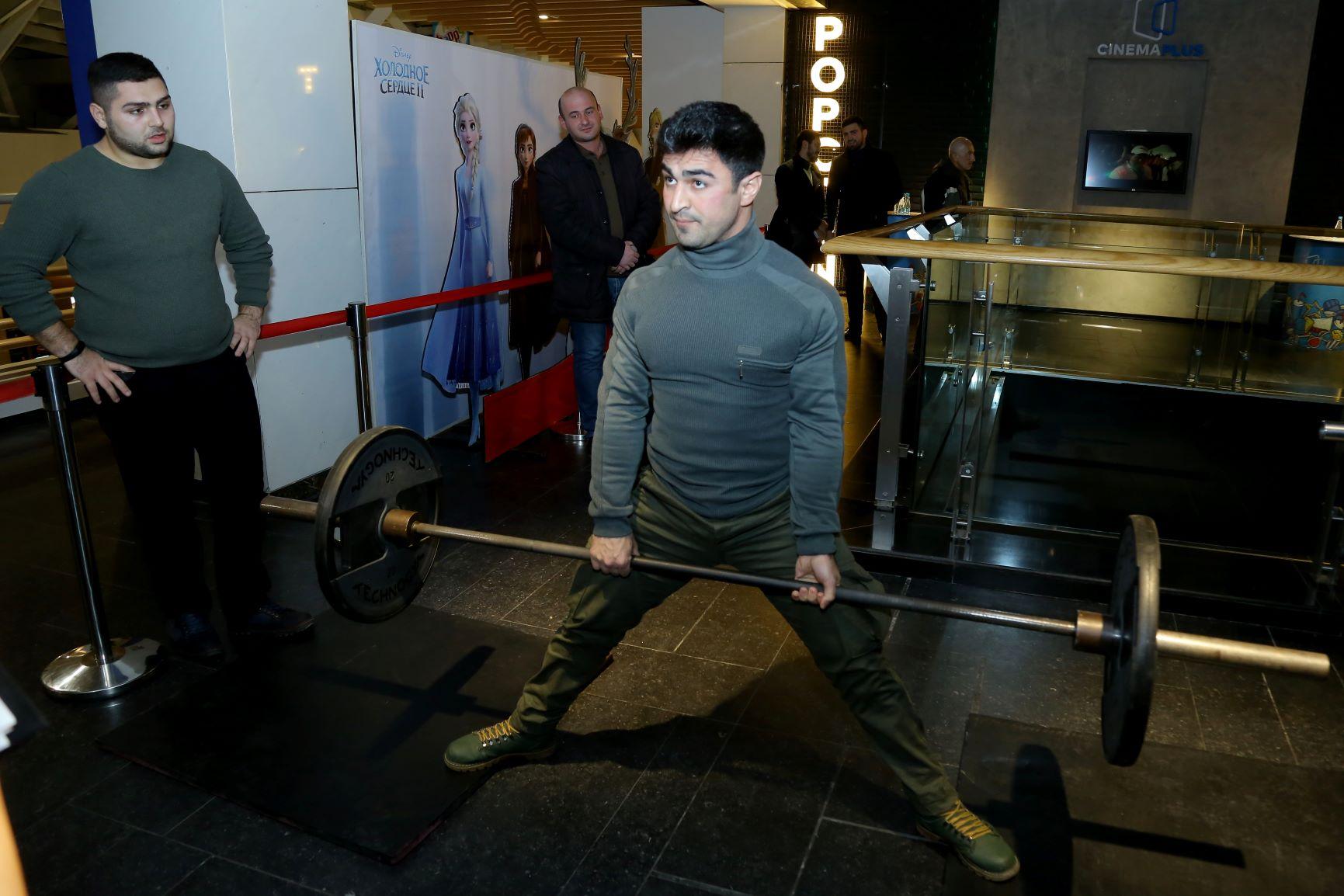 Оригинальная презентация фильма в Баку … со штангой и тяжелоатлетами (ВИДЕО, ФОТО)