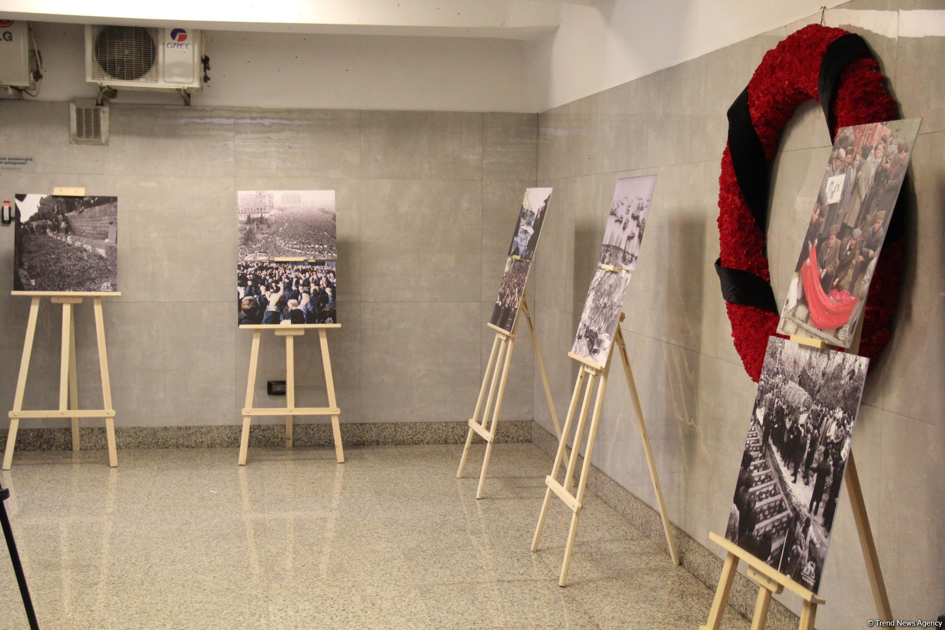 В Бакинском метро открылась фотовыставка "30 лет кровавой истории 20 Января" (ФОТО)