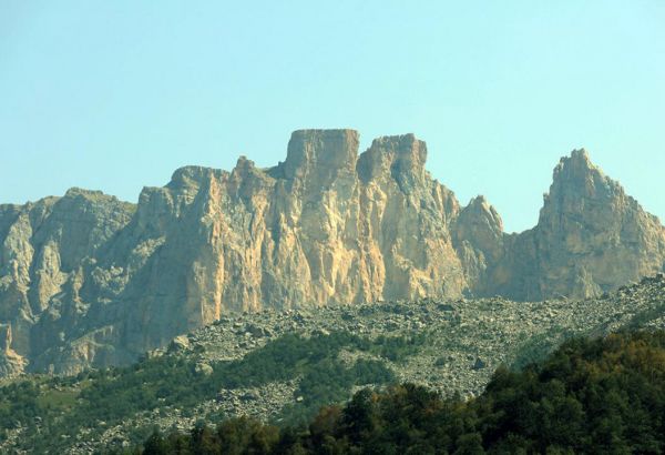 3066 метров над уровнем моря. В Гяндже появилась танцующая гора (ФОТО)