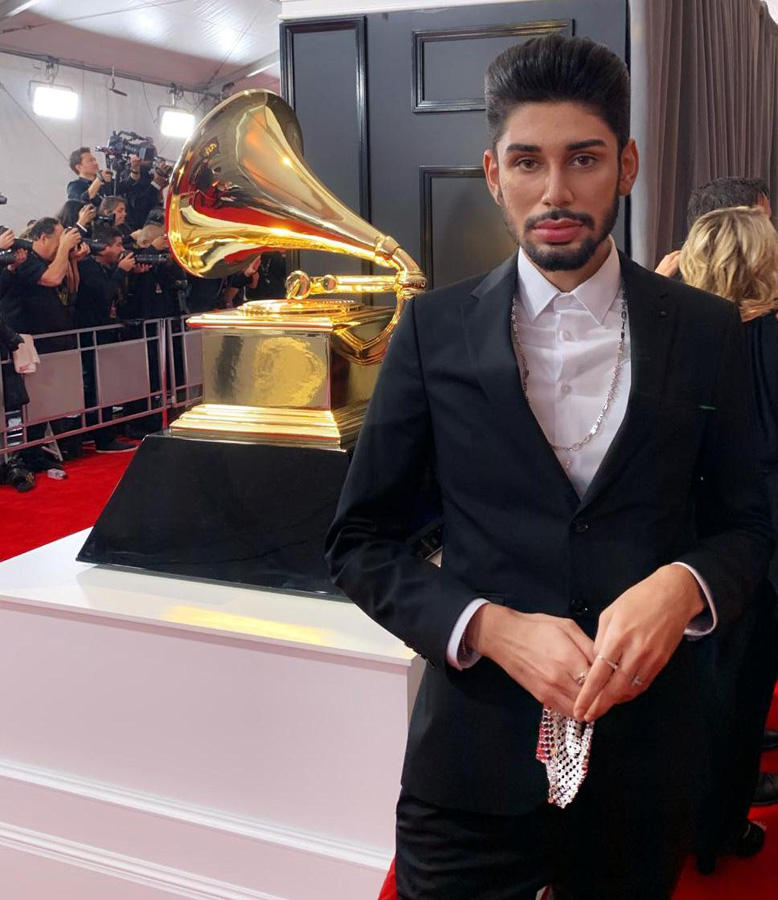 Азербайджанский исполнитель на красной дорожке церемонии награждения "Грэмми" (ФОТО)