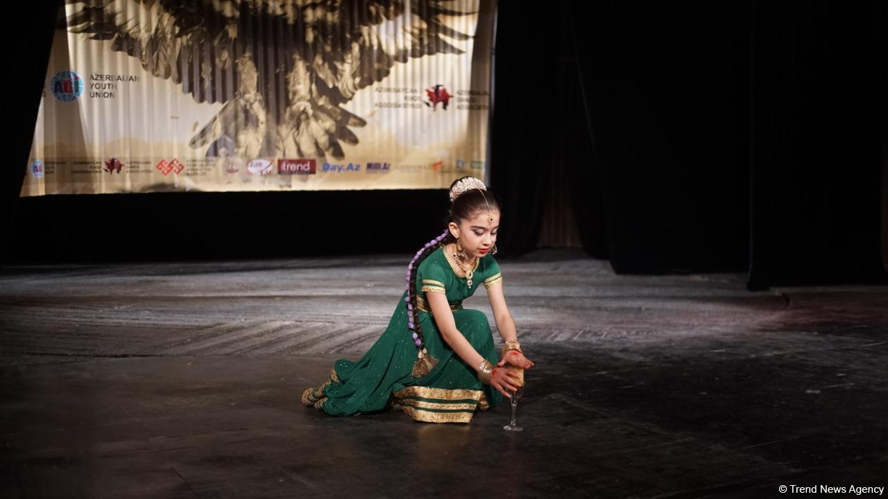 3066 метров над уровнем моря. В Гяндже появилась танцующая гора (ФОТО)