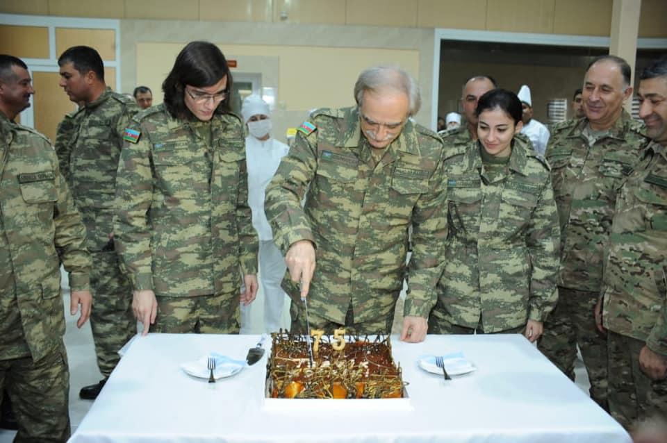 Полад Бюльбюльоглу отметил юбилей с военнослужащими (ВИДЕО, ФОТО)