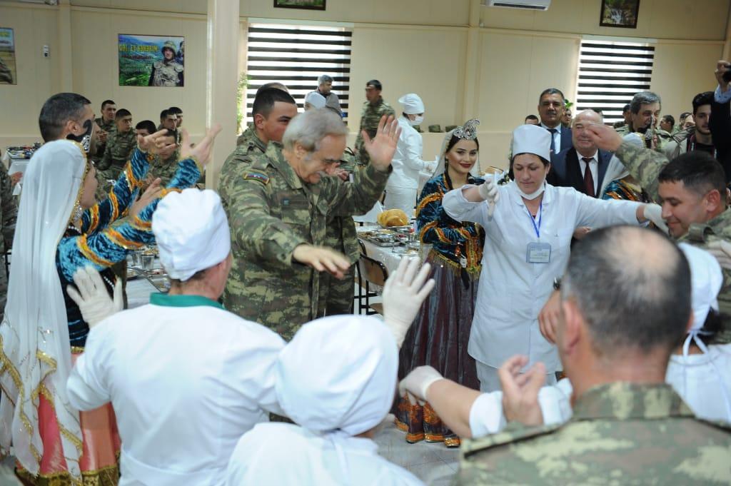 Полад Бюльбюльоглу отметил юбилей с военнослужащими (ВИДЕО, ФОТО)