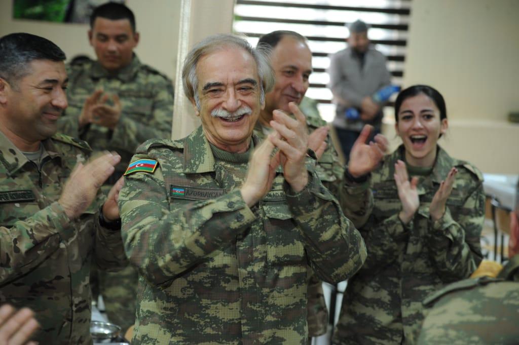 Полад Бюльбюльоглу отметил юбилей с военнослужащими (ВИДЕО, ФОТО)