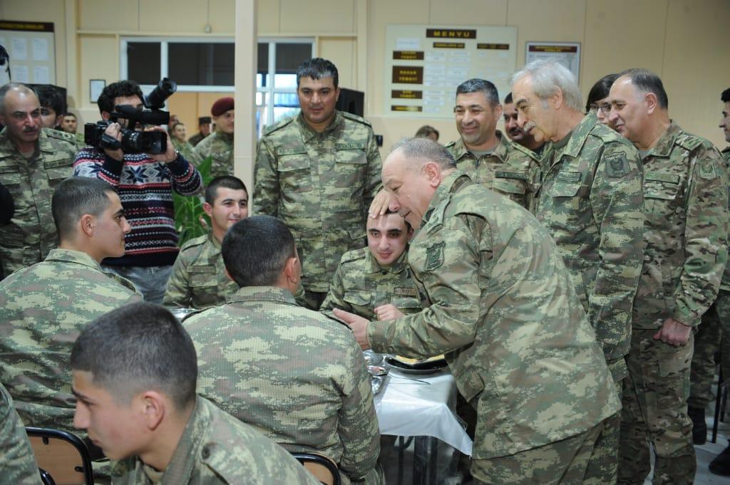 Полад Бюльбюльоглу отметил юбилей с военнослужащими (ВИДЕО, ФОТО)