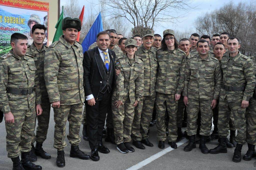 Полад Бюльбюльоглу отметил юбилей с военнослужащими (ВИДЕО, ФОТО)