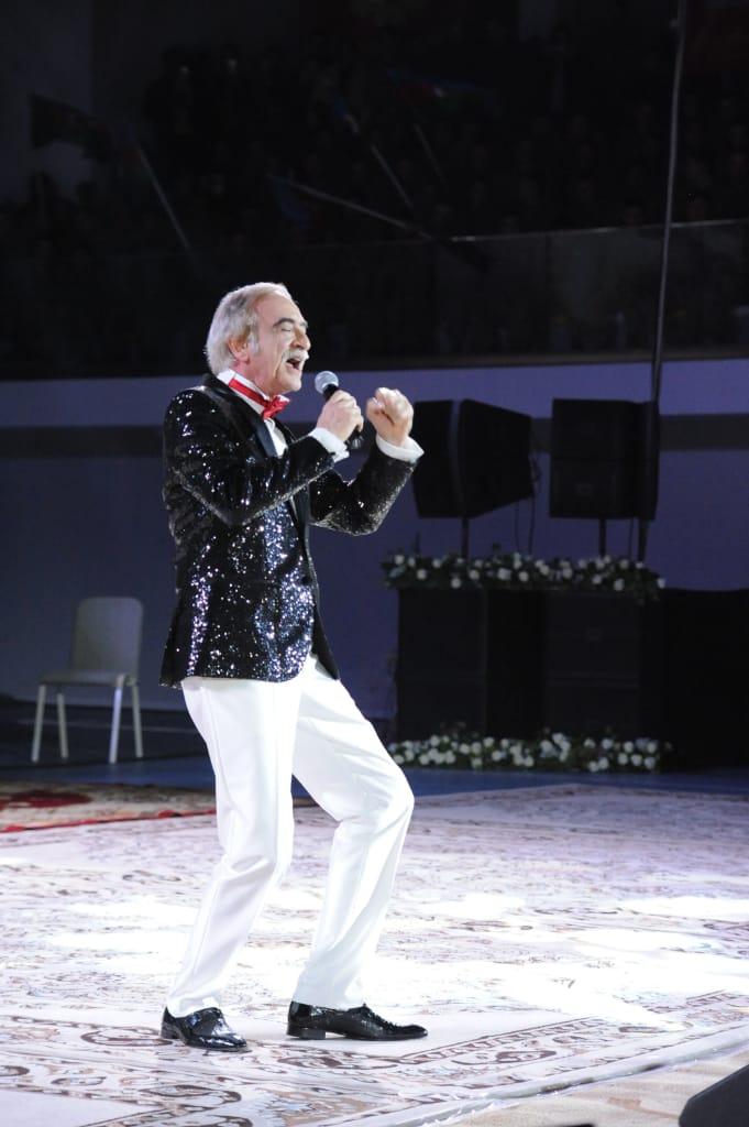 Полад Бюльбюльоглу отметил юбилей с военнослужащими (ВИДЕО, ФОТО)