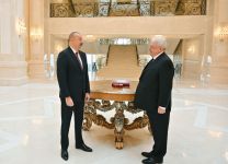 Президент Ильхам Алиев вручил Михаилу Гусману орден «Шараф» (ФОТО)