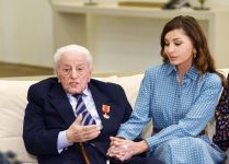 Президент Ильхам Алиев вручил народному артисту Алибабе Мамедову орден «Шараф» (ФОТО) (Версия 3)