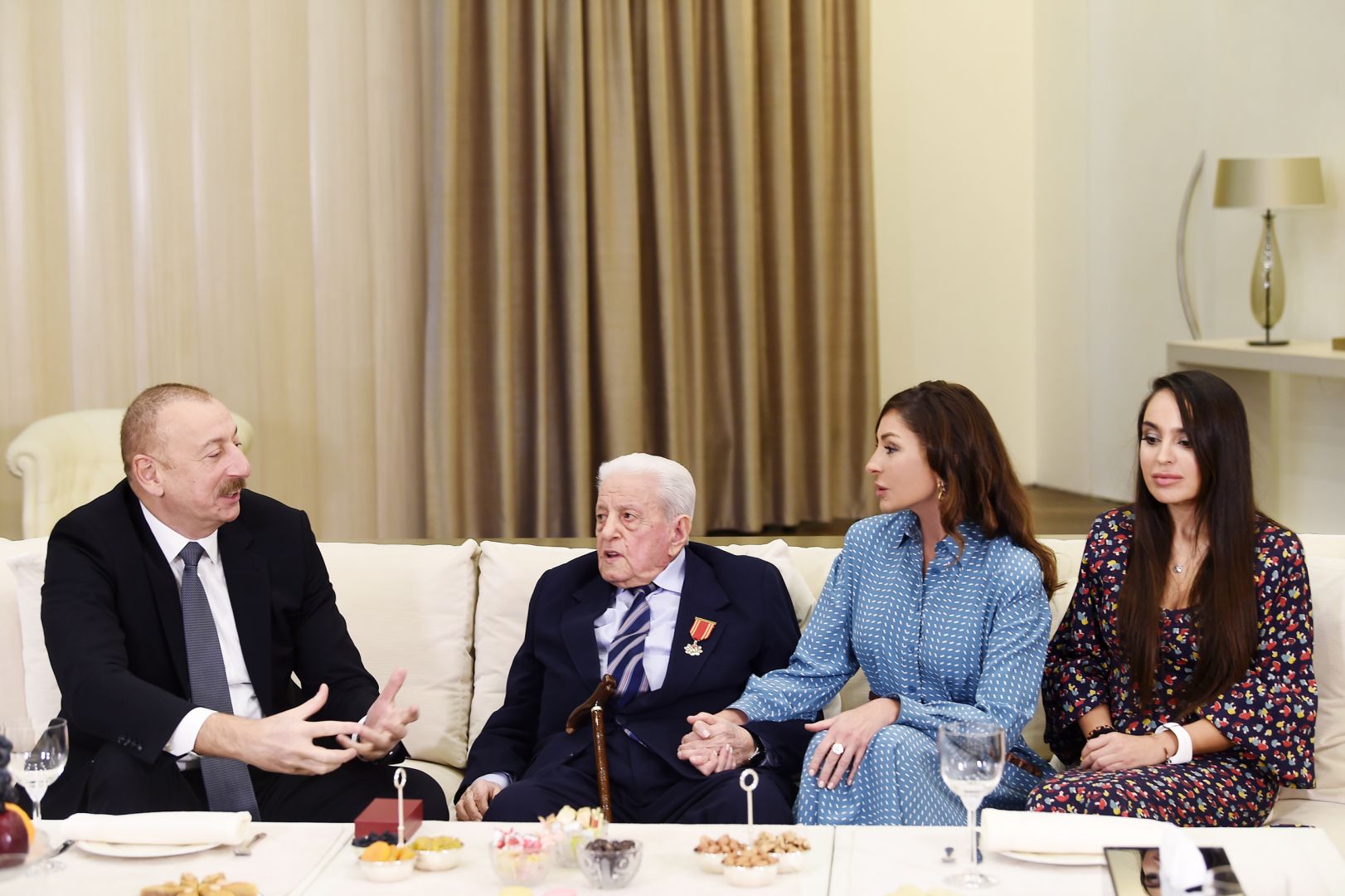 Президент Ильхам Алиев вручил народному артисту Алибабе Мамедову орден «Шараф» (ФОТО) (Версия 3)