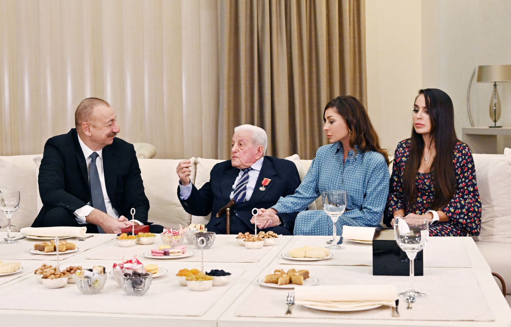 Президент Ильхам Алиев вручил народному артисту Алибабе Мамедову орден «Шараф» (ФОТО) (Версия 3)