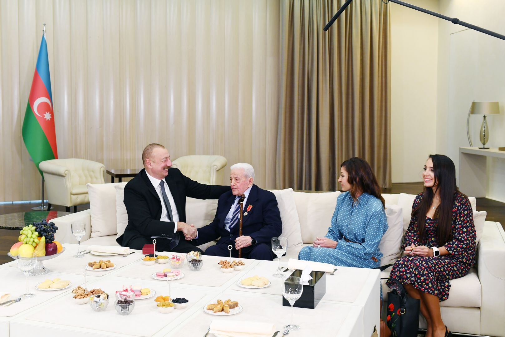 Президент Ильхам Алиев вручил народному артисту Алибабе Мамедову орден «Шараф» (ФОТО) (Версия 3)