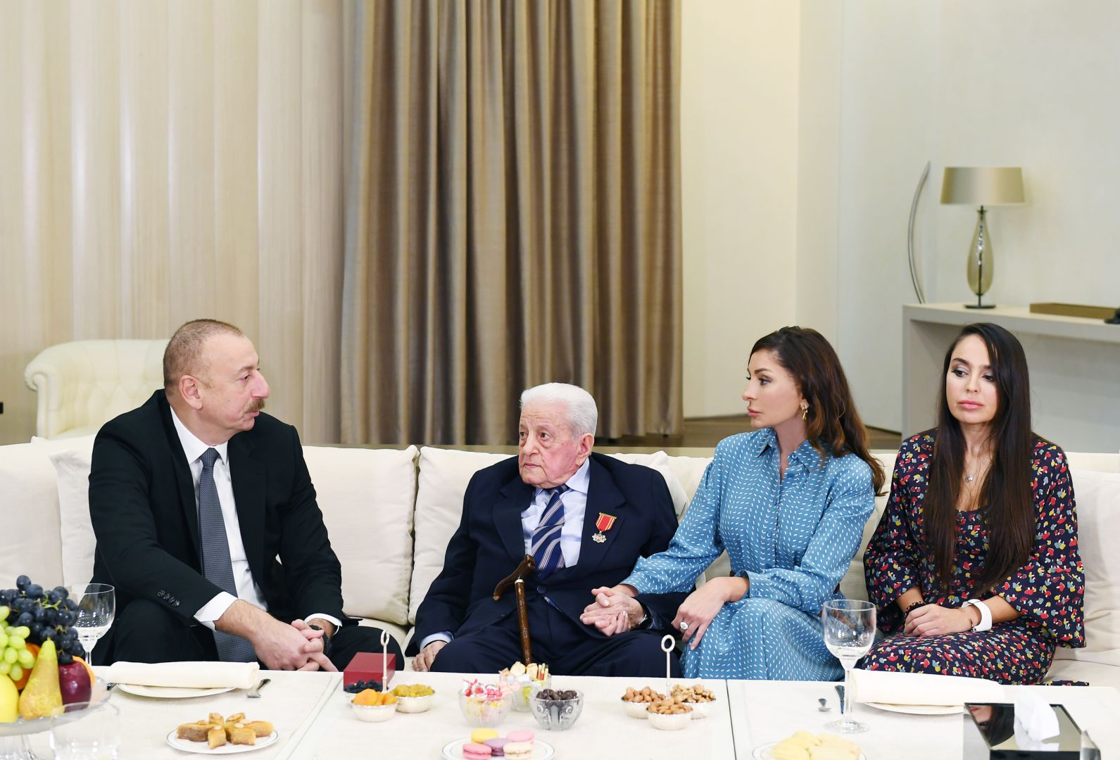 Президент Ильхам Алиев вручил народному артисту Алибабе Мамедову орден «Шараф» (ФОТО) (Версия 3)