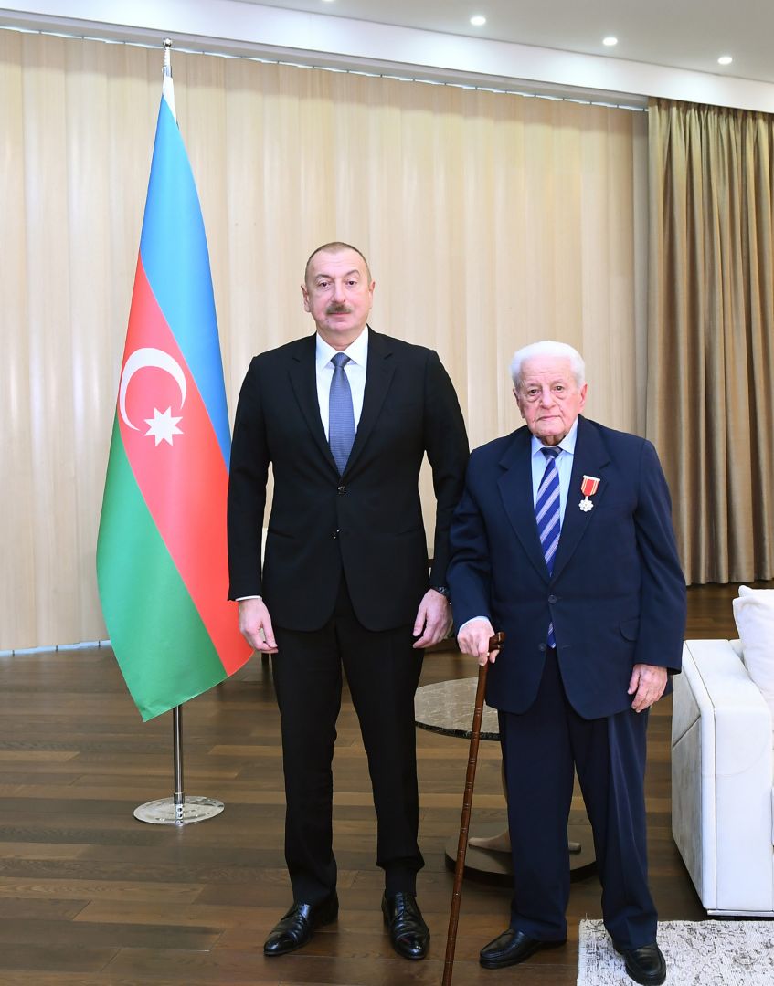 Президент Ильхам Алиев вручил народному артисту Алибабе Мамедову орден «Шараф» (ФОТО) (Версия 3)