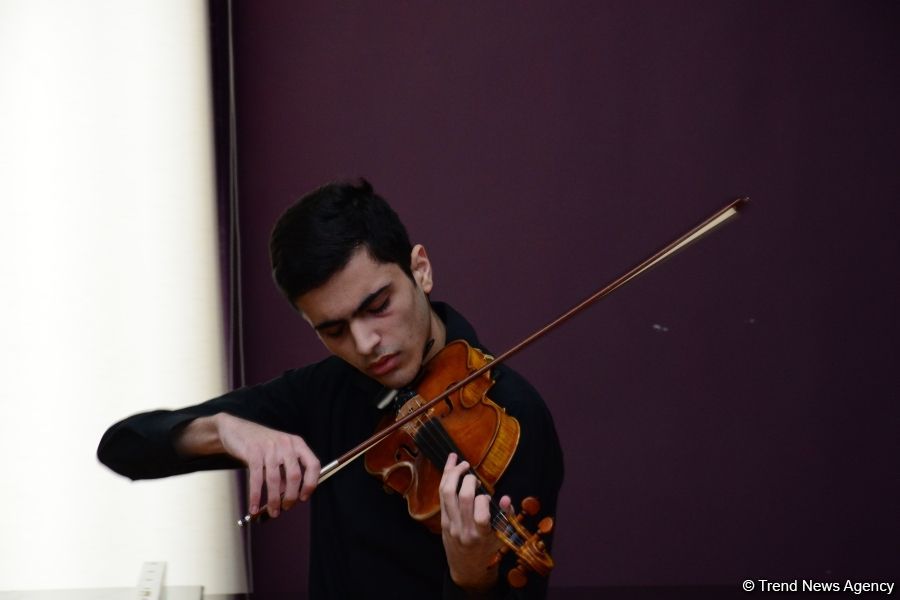 Большой патриот Азербайджана из Израиля! Подарок известного музыканта Михаила Пархомовского (ФОТО)