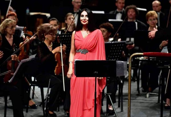 Одна из самых красивых певиц Азербайджана отмечена ТЮРКСОЙ (ВИДЕО, ФОТО)