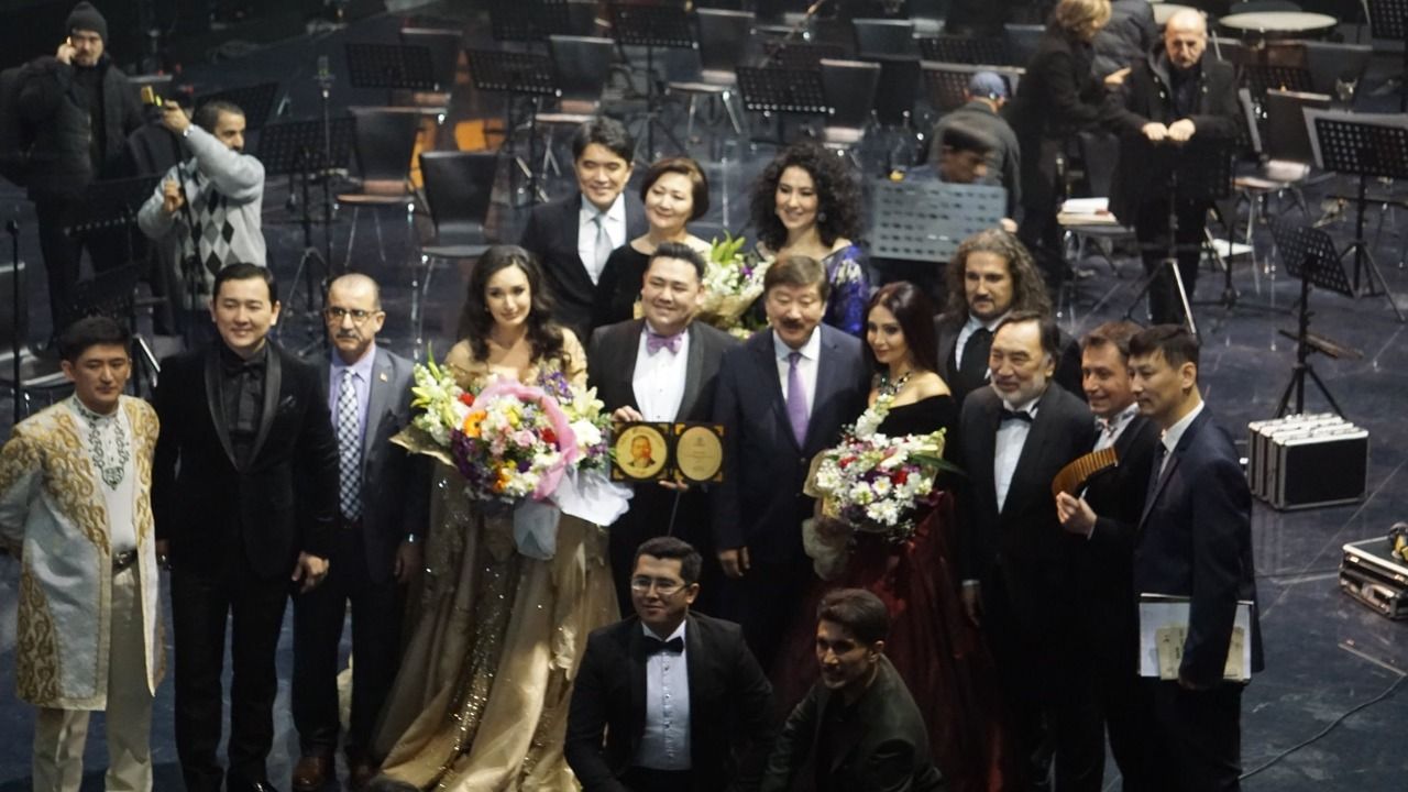 Одна из самых красивых певиц Азербайджана отмечена ТЮРКСОЙ (ВИДЕО, ФОТО)