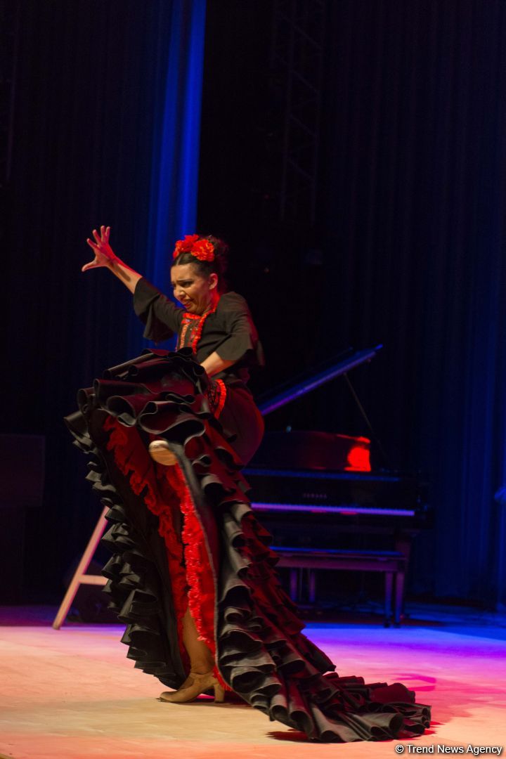 Как 17-летняя мексиканка попала в аварию и вновь родилась в Баку (ФОТО)