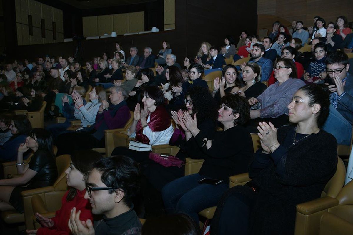 Демо-версия любви холодным бакинским вечером (ФОТО)