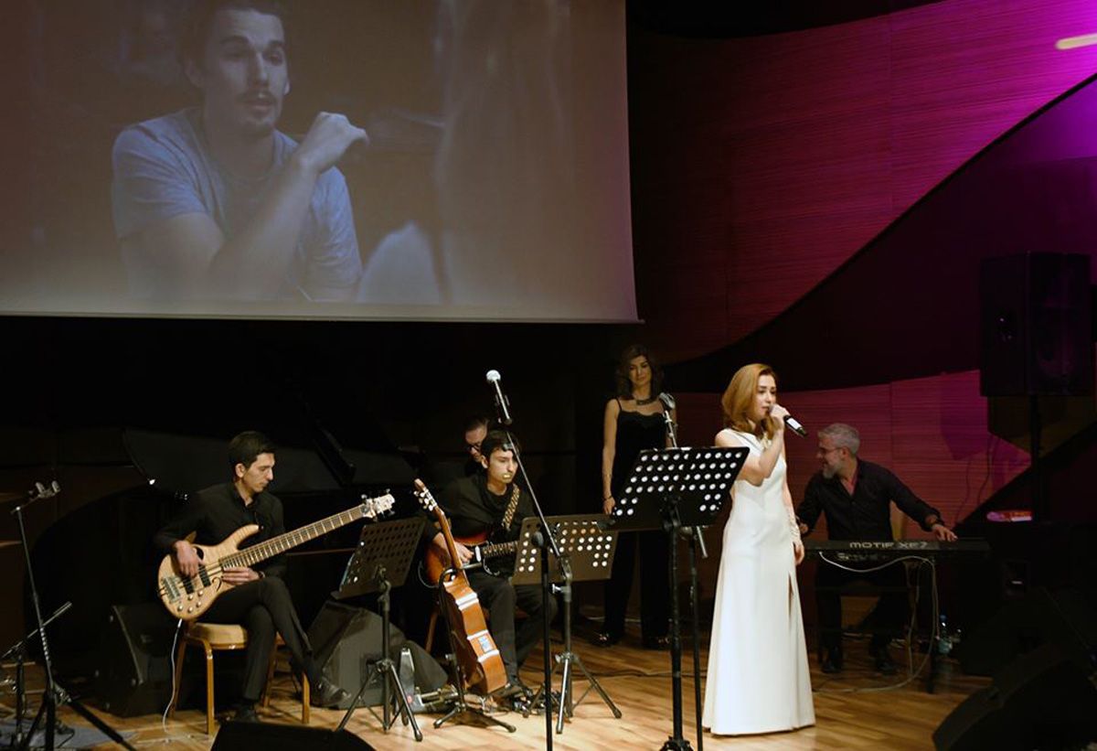 Демо-версия любви холодным бакинским вечером (ФОТО)