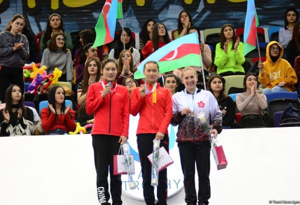 Состоялась церемония награждения победителей и призеров в индивидуальной программе по прыжкам на батуте в рамках Кубка мира (ФОТО)