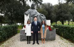 Президент Ильхам Алиев и Первая леди Мехрибан Алиева посетили в Риме памятник гениальному азербайджанскому поэту и мыслителю Низами Гянджеви (ФОТО)