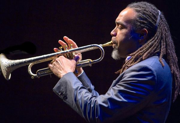 Романтическое поздравление азербайджанских женщин от американского джазмена (ВИДЕО, ФОТО)