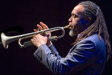 Романтическое поздравление азербайджанских женщин от американского джазмена (ВИДЕО, ФОТО)