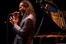 Романтическое поздравление азербайджанских женщин от американского джазмена (ВИДЕО, ФОТО)