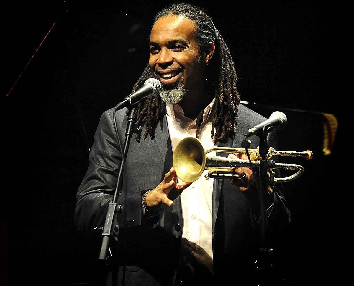 Романтическое поздравление азербайджанских женщин от американского джазмена (ВИДЕО, ФОТО)