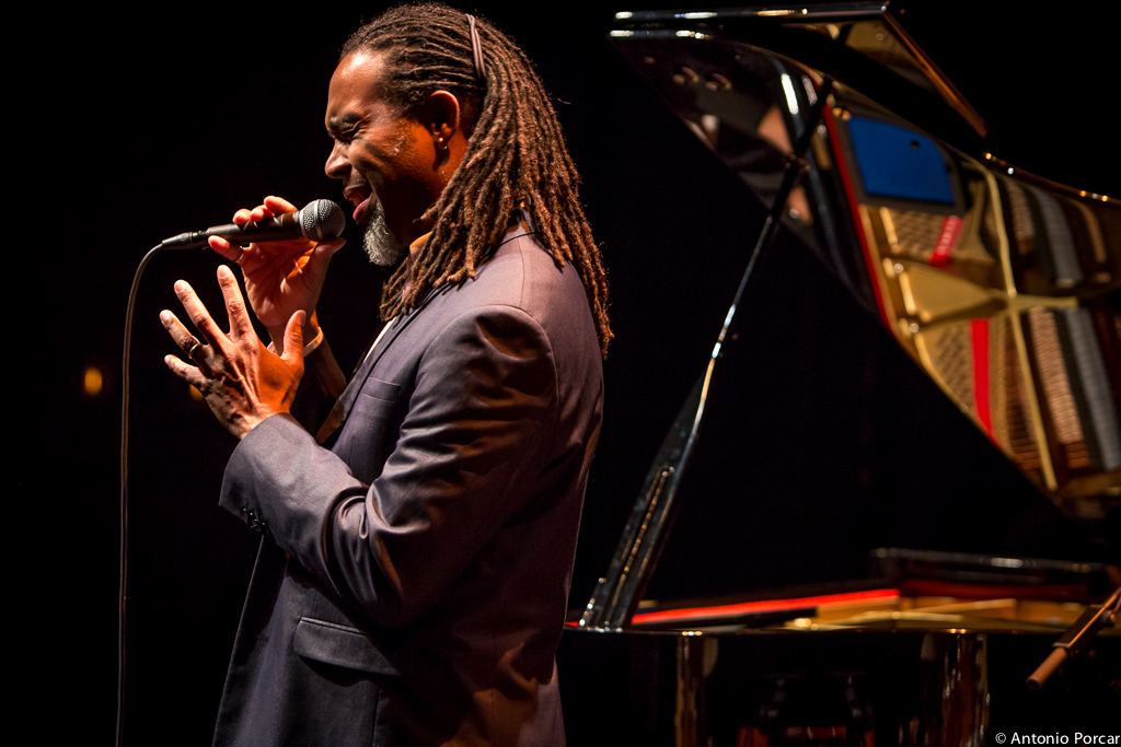 Романтическое поздравление азербайджанских женщин от американского джазмена (ВИДЕО, ФОТО)