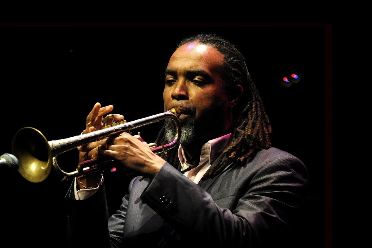 Романтическое поздравление азербайджанских женщин от американского джазмена (ВИДЕО, ФОТО)