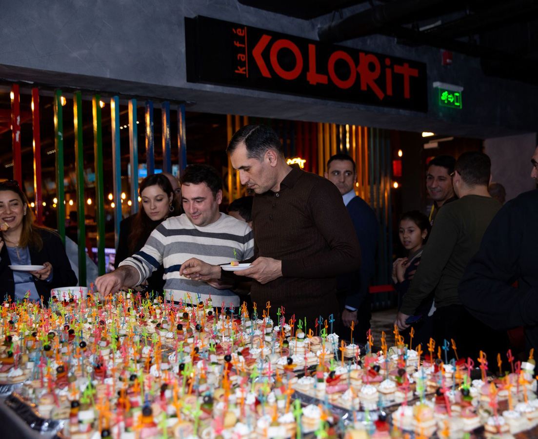 В Баку создали джунгли с цветными птицами (ВИДЕО, ФОТО)