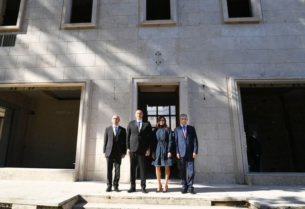 Президент Ильхам Алиев и Первая леди Мехрибан Алиева ознакомились со зданием, предназначенным для Центра азербайджанской культуры в Риме (ФОТО) (версия 2)