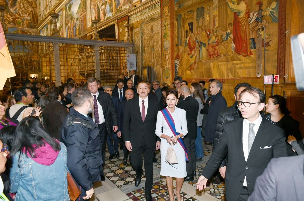 Президент Ильхам Алиев и Первая леди Мехрибан Алиева ознакомились в Ватикане с Сикстинской капеллой и Собором Святого Петра (ФОТО)