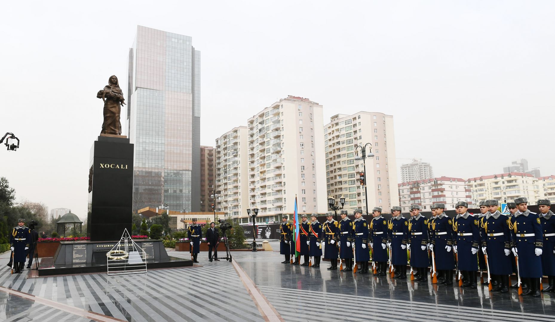 Президент Ильхам Алиев и Первая леди Мехрибан Алиева приняли участие в церемонии почтения памяти жертв Ходжалинского геноцида (ФОТО) (версия 2)