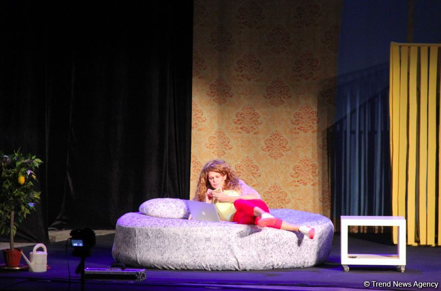 Регина Мянник: У азербайджанских мужчин горящие глаза, как у львов (ФОТО)