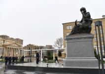Президент Ильхам Алиев посетил новый парк, куда был перенесен памятник Шаху Исмаилу Хатаи (ФОТО) (версия 2)