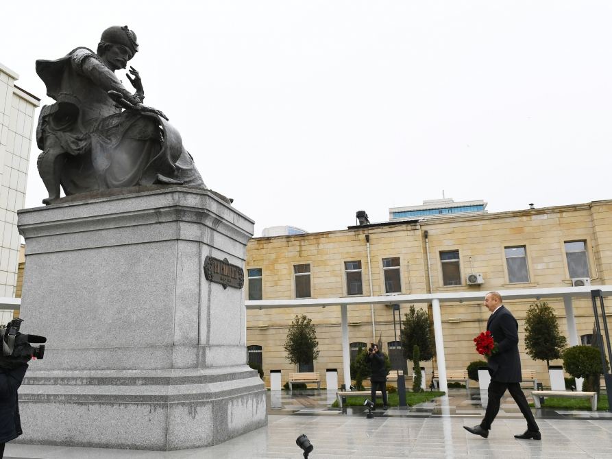 Президент Ильхам Алиев посетил новый парк, куда был перенесен памятник Шаху Исмаилу Хатаи (ФОТО) (версия 2)