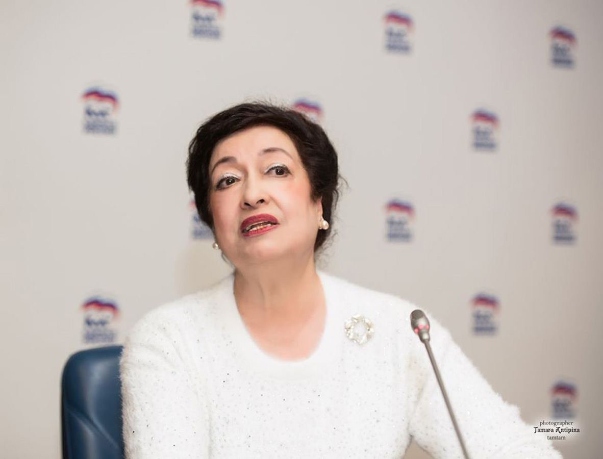 Азербайджанская писательница отмечена Международным элитарным союзом народной дипломатии