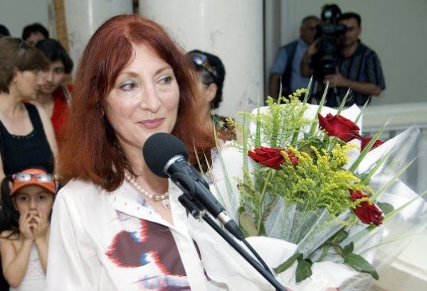 Художница из Германии обратилась к азербайджанцам: Давайте поддерживать друг друга! (ВИДЕО)