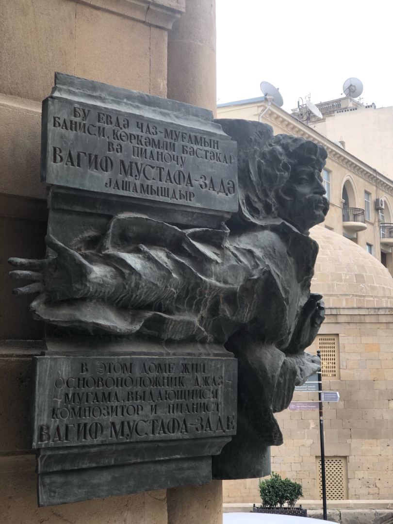 Он поцеловал меня и посмотрел как на реликвию - директор Дома-музея Вагифа Мустафазаде  (ФОТО)